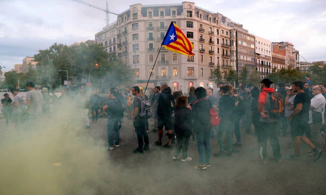 Χάος στην Ισπανία: Κλειστοί δρόμοι και σιδηροδρομικές γραμμές από διαδηλωτές (εικόνες)